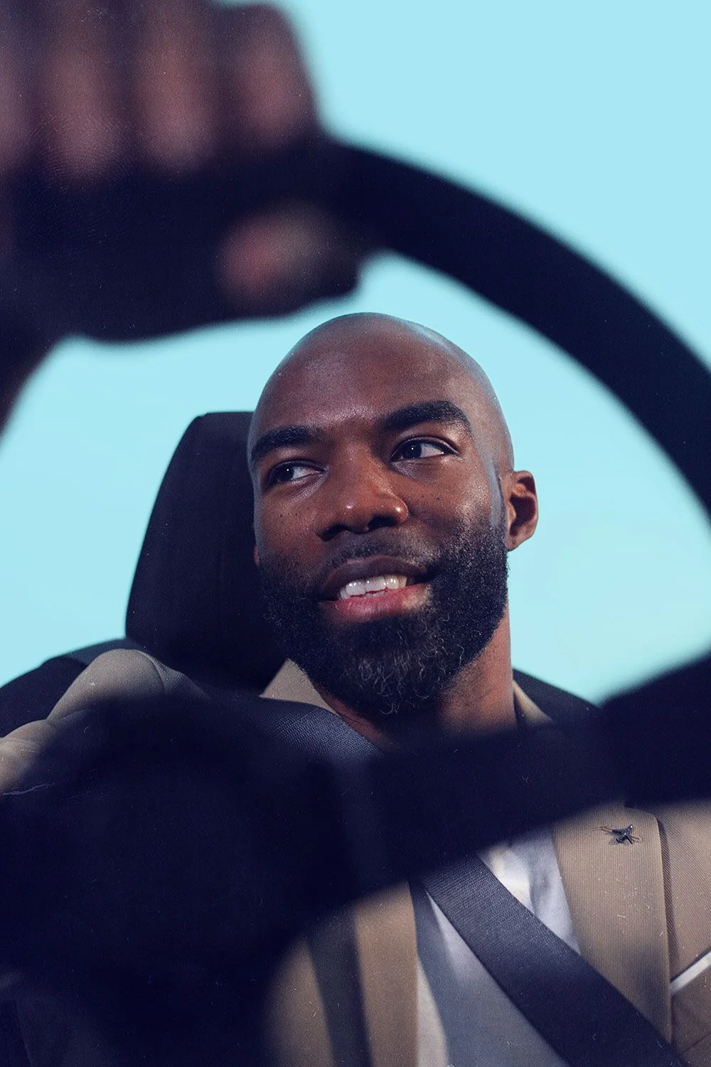 Un chauffeur souriant au volant, prêt à prendre la route