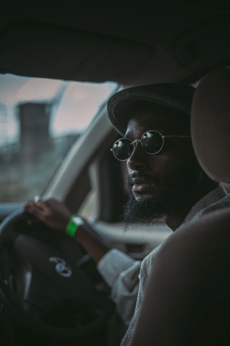Chauffeur au volant de son véhicule