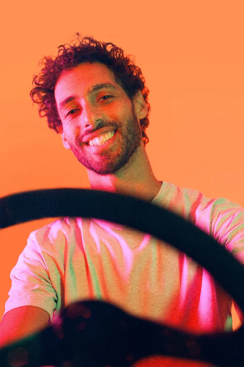 Un chauffeur souriant dans sa voiture
